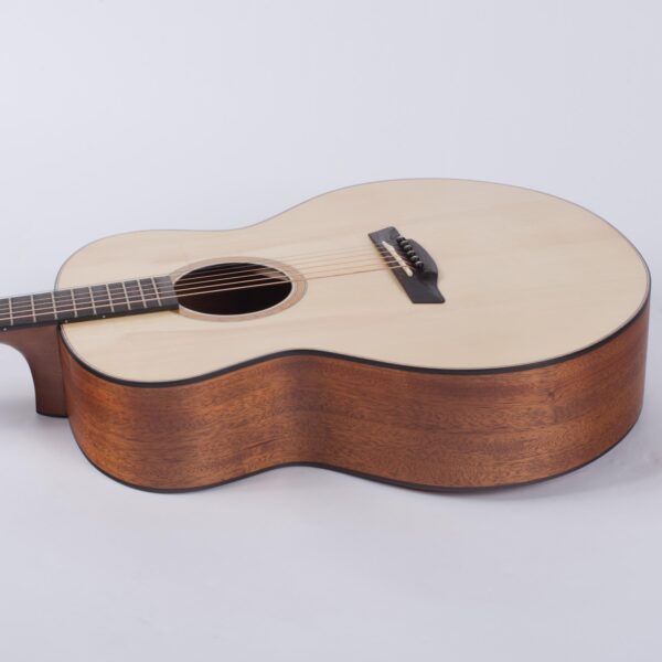 MAESTRO GUITARS Cardinal Series Raffles MH E-3