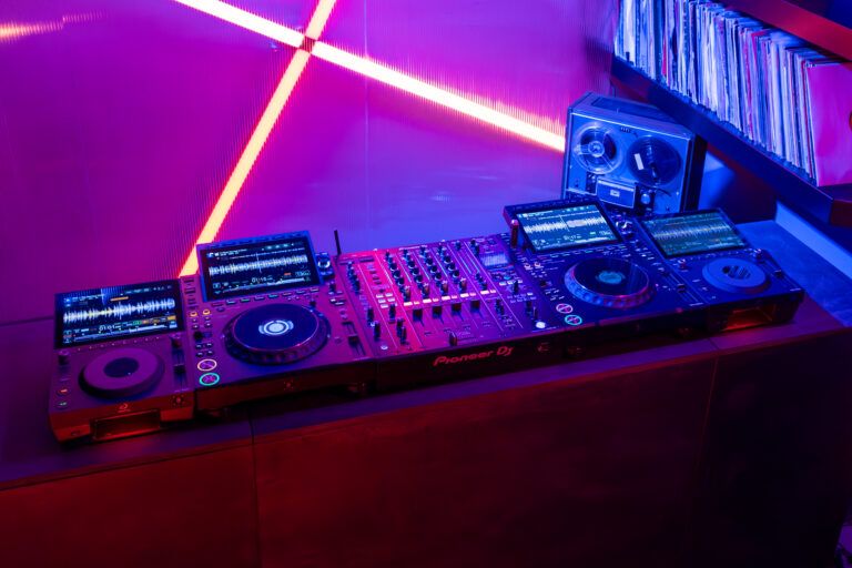 DJ